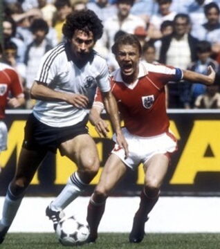 Deutschland - Österreich, 1982, 1:0. Das Schandspiel. Das Ergebnis reichte beiden Mannschaften zum weiterkommen, also stellten sie nach 10 Minuten das Spielen ein und schoben sich nur noch den Ball zu.