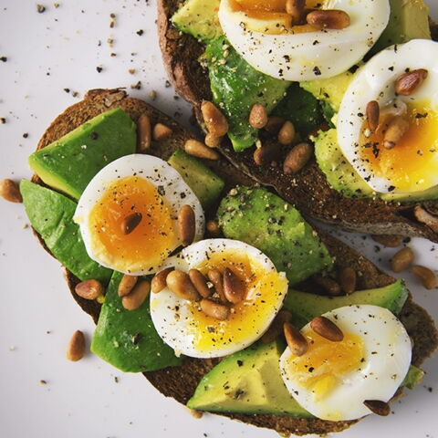 Eier: Im Ei findet ihr zahlreiche Proteine, Zink, Eisen und Vitamine