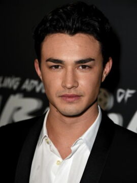 Gavin Leatherwood wurde 2019 in seiner Rolle als Nicholas “Nick” Scratch in der Netflix-Serie "Chilling Adventures of Sabrina" entdeckt.
