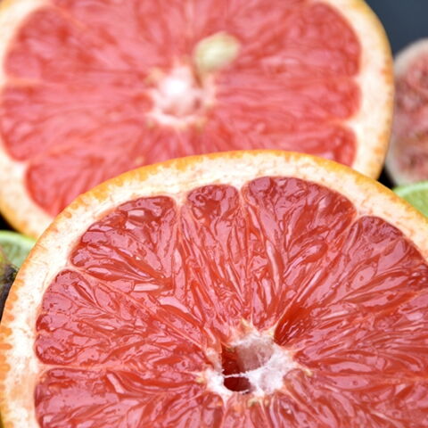 Grapefruitsaft: Der Hauptbestandteil des Grapefruitsafts ist Zitronensäure, die die Aufnahme von Fetten, Zucker und Proteinen vermindert