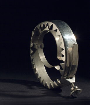 Im Viktorianischen Zeitalter hielt man Masturbation für eine Krankheit. Um sich dagegen zu schützen, wurden die Männer mit einem echten Folterinstrument ausgestattet: Dem Jugum.