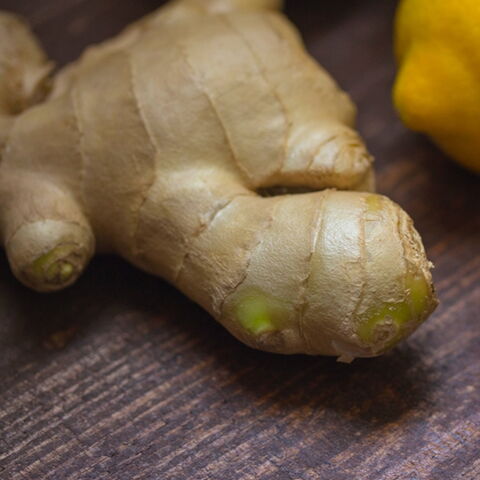 Ingwer: Der Verzehr von Ingwer vor den Hauptmahlzeiten sättigt und hält davon ab, zu viel Nahrung zu sich zu nehmen