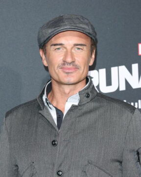 Julian McMahon alias Cole Turner
