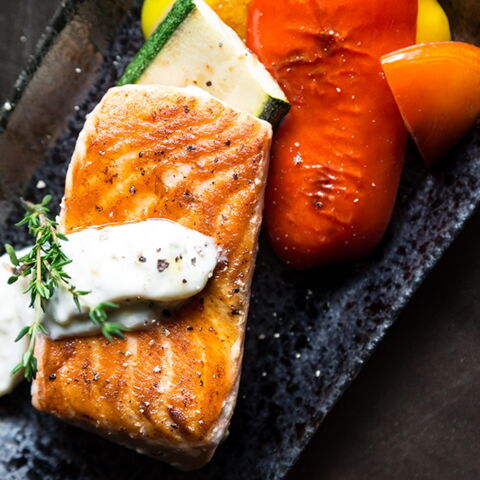 Lachs: Er enthält zahlreiche Fette (auch das berühmte Omega 3) und bietet die besten Kohlenhydrate zum Aufbau von Zellen