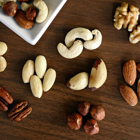 Nüsse: Die Fettsäuren in Nüssen sind ungesättigt und somit notwendig für die Gesundheit. Außerdem unterstützen sie den Verlust von Fett