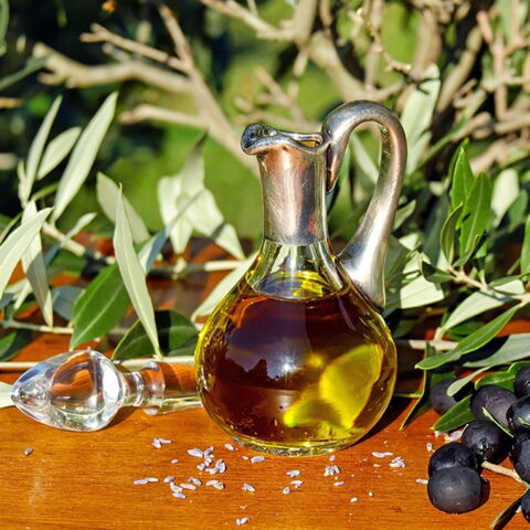 Olivenöl: Hilft beim Abbau von Fett durch ein hohes Niveau an ungesättigten Fettsäuren und sorgt dafür, dass der Appetit gezügelt wird