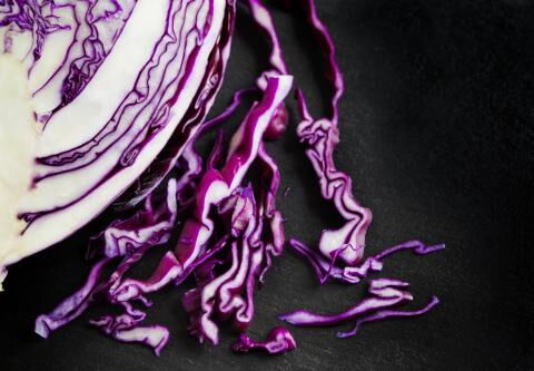 Rotkohl enthält 55 mg Vitamin C/100 g