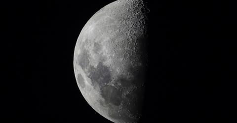 September / Die NASA schickt Ausrüstung zum Mond