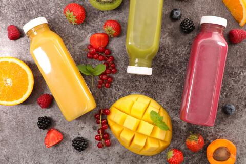 Verarbeitete Säfte haben sehr wenige Ballaststoffe und dafür sehr viel Zucker, manchmal sogar mehr als Softdrinks.