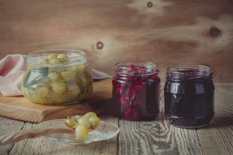 Vorsicht vor Zuckerzusätzen bei Früchten, die in Sirup eingelegt sind.