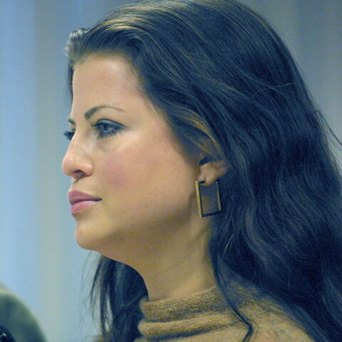 Yasmine Bleeth alias Caroline Holden