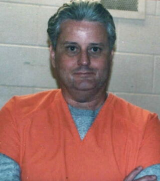 Bobby Joe Long wurde für 10 Morde und 50 Entführungen verurteilt. Er hatte es nur auf Prostituierte abgesehen. Er tötete eine pro Woche und ließ sie in seltsamen Positionen zurück.