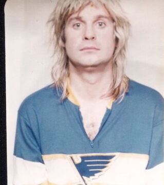 OZZY OSBOURNE - Nach einem Konzert in San Antonio zieht sich der Rockstar das Kleid seiner Frau an und uriniert betrunken gegen die Wände eines historischen Gebäudes. Dafür durfte er Texas 10 Jahre lang nicht mehr betreten!