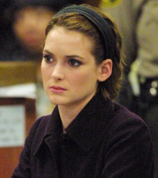 WINONA RYDER - Obwohl sie es gar nicht nötig hatte, entwickelte die Schauspielerin kleptomanische Züge und klaute Schmuck im Wert von 6.000 Dollar. Ein Vorfall, der ihr Image extrem beschädigte.