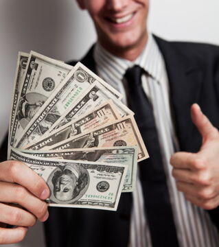 Baut euch mehrere Einkommensquellen auf. Es ist immer gut, mindestens sechs Zahlen auf seinem Jahreslohn stehen zu haben. Wenn es noch nicht soweit ist, dann sucht euch noch weitere Jobs, um euren Reichtum zu erhöhen.