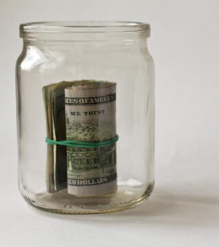 Bevor ihr in Rente geht, sorgt dafür, dass ihr das Budget von einem Jahr zur Verfügung habt. So seid ihr bei allen Begebenheiten immer auf der sicheren Seite. Wenn eure Geldanlagen ausreichen, müsst ihr nicht auf die Reserven zugreifen.