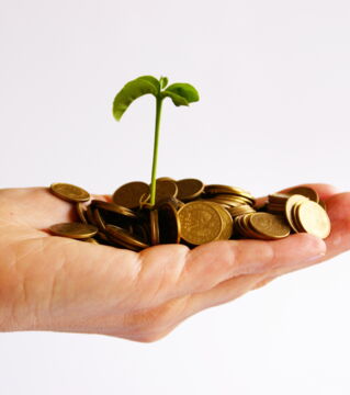 Investiert das Geld, sobald ihr anfangt, welches zu verdienen. Je früher ihr anfangt, desto besser. Geld sollte angelegt werden, nicht nur ausgegeben.