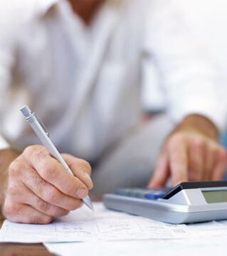 Passt bei euren Ausgaben auf! Jeden Tag einen Kaffee oder jedes Mittagessen ins Restaurant gehen ins Geld. Notiert euch alle Ausgaben und reduziert die unnützen. Es gibt auch Apps, die dabei helfen können.