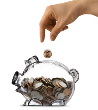 Spart eure Rente so, indem ihr es als Kapital anlegt. Überweist immer ein Teil des Geldes auf ein Konto, das ihr nicht vor euren 40ern anfasst. So lernt ihr, mit dem Nötigsten auszukommen und nicht unnötig Geld auszugeben.