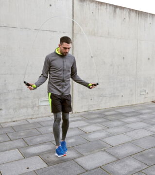 Auf Betonböden springen oder trainieren: Das ist für euren Körper (insb. die Knie) sehr gefährlich! Nicht ohne Grund spielen Basketballer auf Parkett.