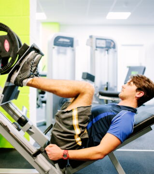 Beinpresse im 45-Grad-Winkel: Die Gewichte müssen nicht extrem schwer sein, das ist nicht gut für Knie und Hüfte. Sonst besteht Verletzungsgefahr!