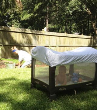 Das Babybett mit einem kleinen Spannbettlaken überdecken: So verhindert man Fliegen oder Mücken