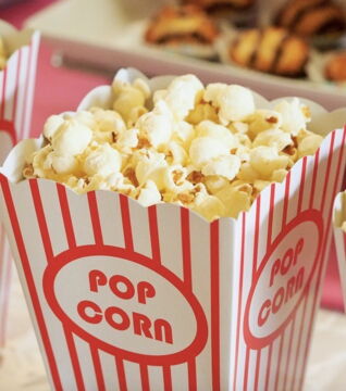Das Popcorn, das im Kino verkauft wird, ist nicht immer frisch. Jeden Abend wird es in Säcken gelagert und dann wieder aufgewärmt.