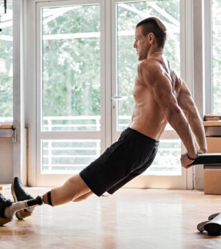 Dips mit den Armen auf einer Bank hinter sich: Macht lieber Liegestütze oder Dips auf parallelen Barren.