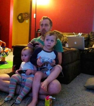 Geniale Eltern-Tricks: Kinder mit kaputten bzw. abgeschalteten Controllern spielen lassen