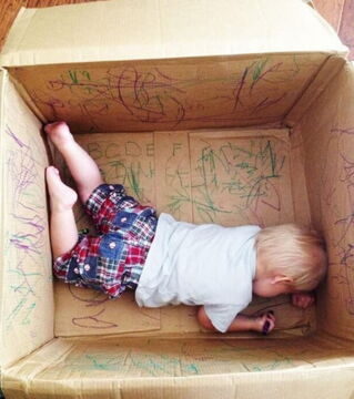 Geniale Eltern-Tricks: Lass dein Kind in einer Schachtel zeichnen. Das fördert die Kreativität!