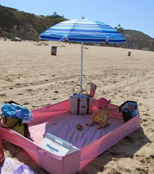 Geniale Eltern-Tricks: Mit einem Spannbettlaken am Strand bleibt dein Baby an Ort und Stelle