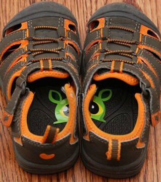 Geniale Eltern-Tricks: Sticker in die Schuhe des Kindes kleben. Dein Kind weiß sofort, welcher Schuh der richtige ist!