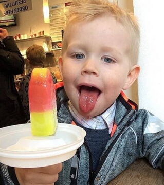 Geniale Eltern-Tricks: Verwende den Deckel eines Einwegkaffeebechers, damit dein Kind beim Eisessen nicht kleckert. Genial!