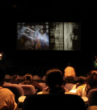 Guckt im Kino lieber keine Action-Filme. Der Krach der Explosion kann euer Hörvermögen schädigen.