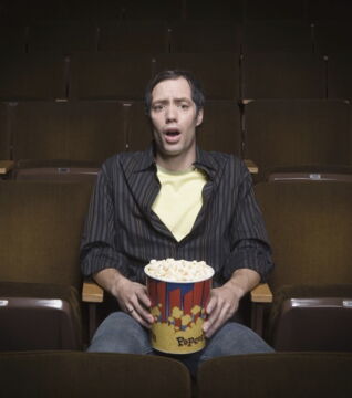 Ihr könnt zwei Filme in Folge gucken und nur für einen zahlen. Seid diskret, wenn die Leute gehen, die Angestellten überprüfen eigentlich nie…