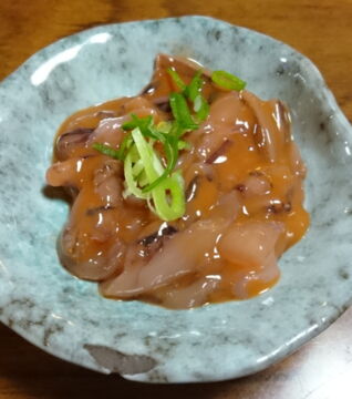 Japan – Shiokara ist ein Fischgericht, bei dem der Fisch in einem Teig serviert wird, der aus den eigenen Eingeweiden besteht. Und dann auch noch roh. Lecker, lecker…