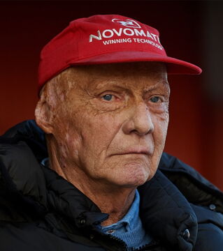 Niki Lauda überlebt einen der unglaublichsten Unfälle