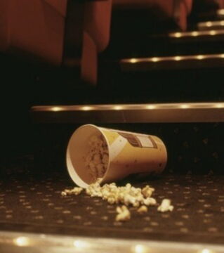 Oft werden die Räume nicht gesäubert, da die Zeit fehlt. Je mehr die Säle genutzt werden, desto mehr rentiert sich der Betrieb für das Kino.