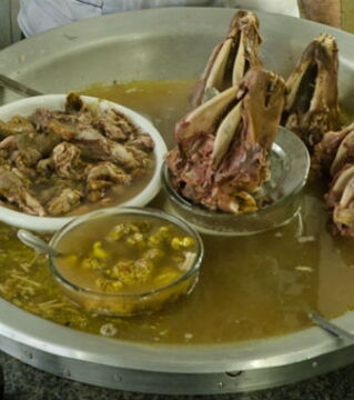 Osteuropa – Khash ist eine Art Ragout. Zutaten: Der Kopf und die Füße einer Kuh. Nicht sehr appetitlich…