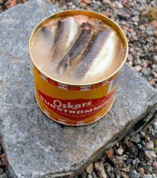 Schweden – Surstromming ist ein Gericht, das nur aus Hering und etwas Salz besteht, damit der Fisch nicht vergammelt. Kann man heute fast nur in Konservendosen kaufen