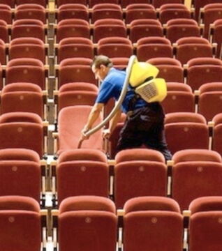 Und unter eurem Sitz liegt eine Menge Müll? Manchmal haben die Reinigungskräfte einfach keine Zeit.