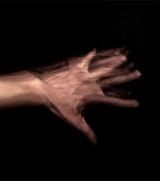 Zitternde-Hand-Syndrom: Betroffene können ihre Hand nicht mehr kontrollieren