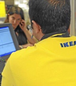 Bei Fortbildungen wird den Verkäufern empfohlen, euch nicht zu helfen. Der Kunde muss einen Angestellten ansprechen. Es handelt sich um eine skandinavische Verkaufsstrategie.