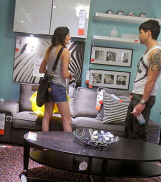 Bei Ikea einzukaufen gilt als eine echte Beziehungsprobe. Wenn ihr und eure bessere Hälfte einem Streit knapp entkommt, bedeutet es, dass ihr füreinander geschaffen seid!