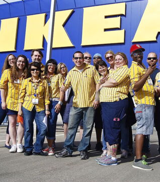 Die Ikea-Angestellten bekommen oft Geschenke zum Jahresende. Es kann Urlaub, ein Fahrrad aber auch ein Möbelstück sein!