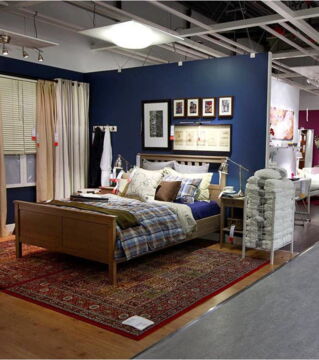 Die Wände sind beweglich und auf Rädern, so kann ein Dekor einfach verändert werden. Damit passiert ständig etwas Neues und der Kunde langweilt sich nicht.