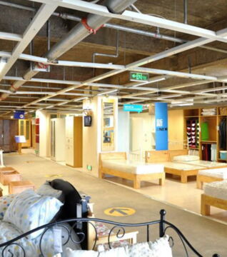 Die Wege bei Ikea sind wie Labyrinthe gebaut. Alle 15 Meter ist eine Kurve, um das Interesse der Kunden aufs Neue zu wecken.