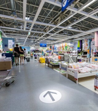 Genau wie in Videospielen gibt es bei Ikea geheime Abkürzungen. Alle Türen auf denen nicht steht „Unbefugten Zutritt verboten“, dürfen von Kunden benutzt werden.