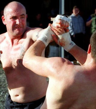 1. Bare Knuckle Boxing ist wie eine Schlägerei in einer Bar. Mit einer einzigen Regel: Keine Schläge in den Intimbereich.