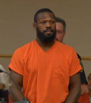 10. Jon Jones: Wegen mehreren kleinen Delikten und wegen Fahrerflucht nach einem Unfall mit einer Schwangeren festgenommen